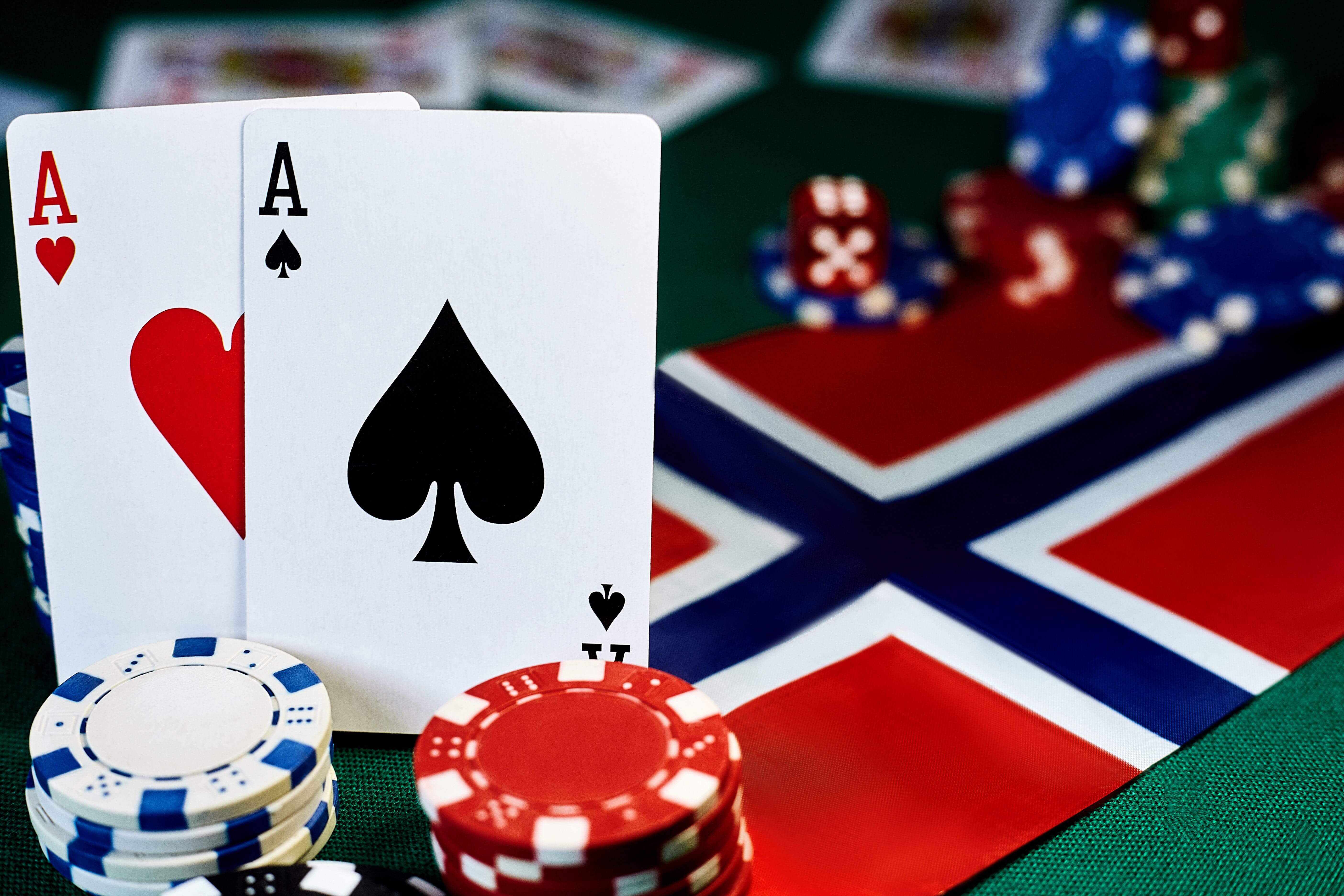 Craps kan se vanskelig ut først, men reglene er faktisk enkle å forstå. Når du spiller craps online, har du lett tilgang til reglene i spillmenyen. En stor fordel med online craps er at du kan velge mellom å spille for ekte penger eller i treningsmodus. Å spille gratis er kanskje den beste måten å lære reglene på, og er en smart måte å øve før du satser ekte penger på nettet.