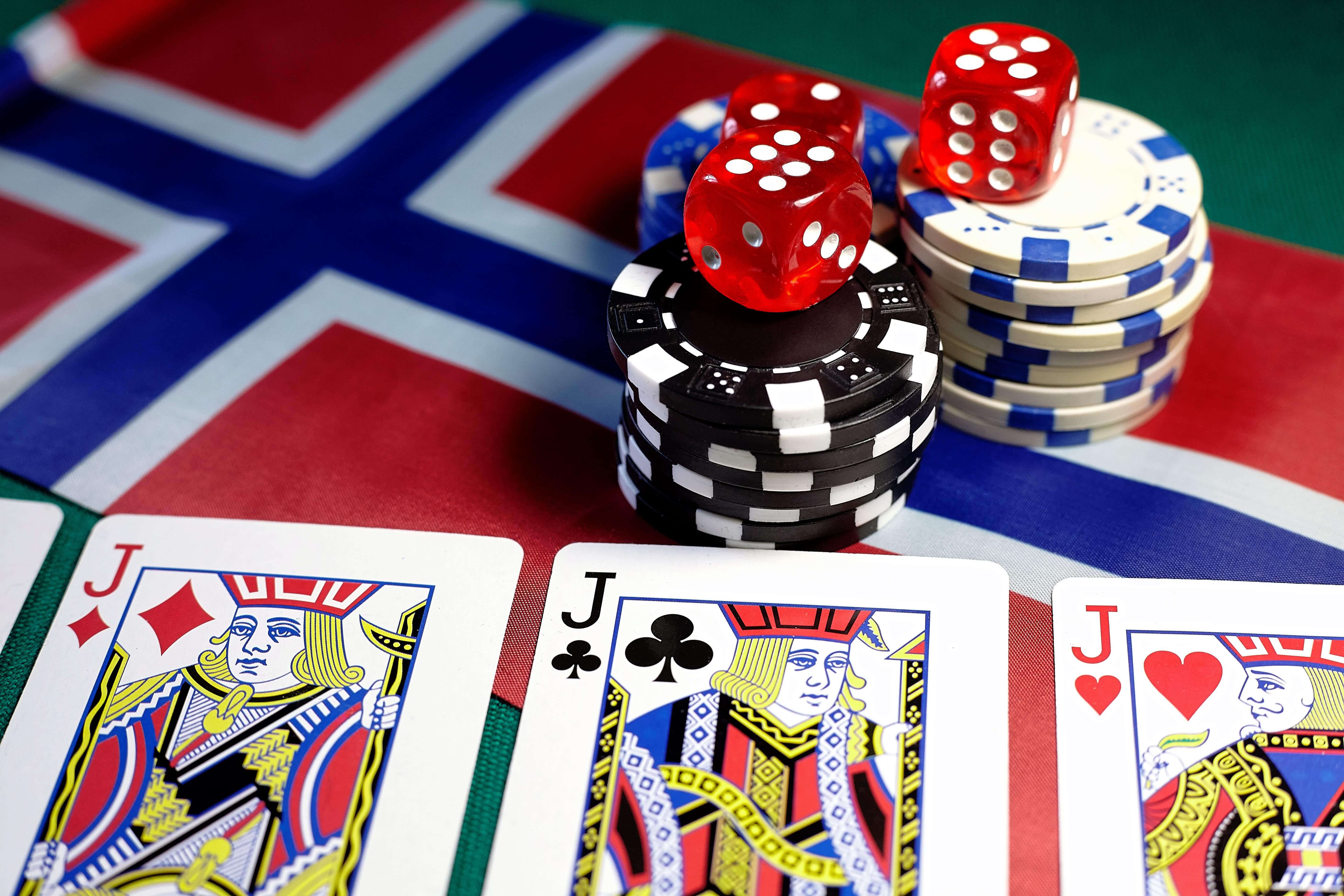Poker, pengespill, innendørs spill, kortspill, brettspill - et stort variert utvalg er tilgjengelig.